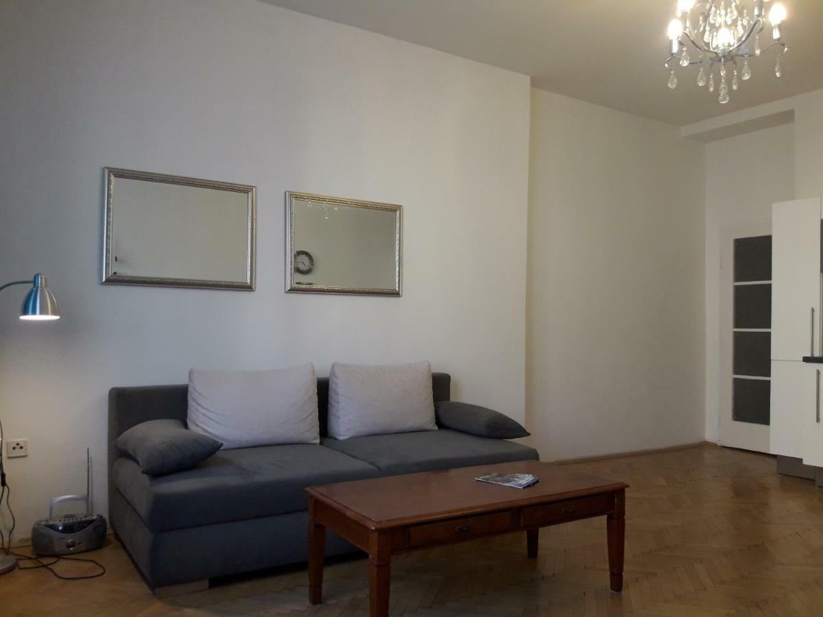 Old Town Spacious Apartment — Photos 3
